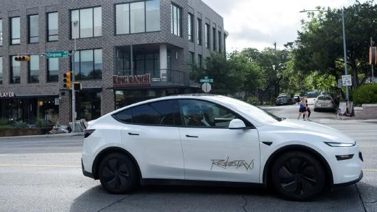 得州Robotaxi試點改裝ModelY在交叉路口誤闖紅燈